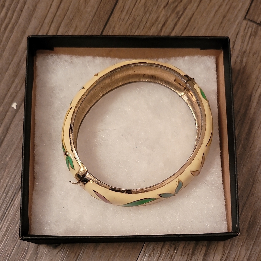 Elegant Cream and Gold Bangle Bracelet